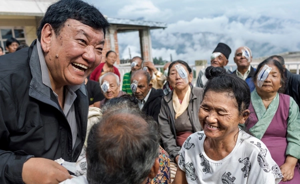 ชายที่อุทิศตัวรักษาตาฟรี ให้คนนับแสน มองเห็นอีกครั้ง