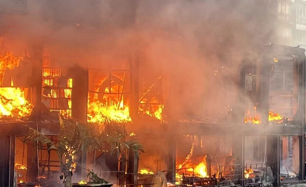 ไฟไหม้ร้านอาหารย่าน RCA  พระราม 9 เจ้าหน้าที่กำลังอยู่ระหว่างระงับเหตุ