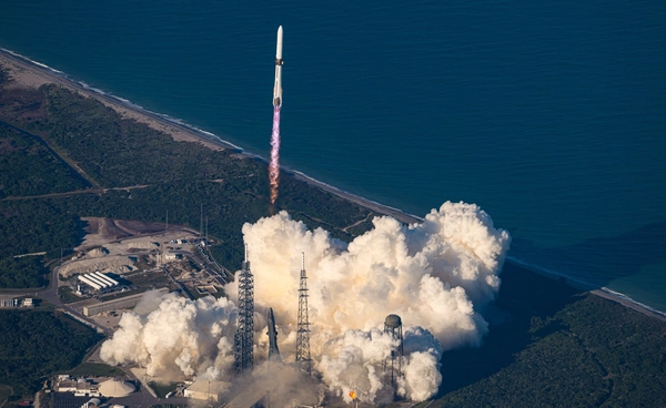 Blue Origin นำจรวดยักษ์ New Glenn ลงจอดบนเรือโดรนสำเร็จเป็นครั้งแรก หลังทำภารกิจส่งยาน ESCAPADE ไปดาวอังคาร