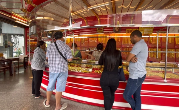 ร้านทองตรังคึกคัก คนแห่ซื้อและขายทองคำหลังราคาพุ่งต่อเนื่อง