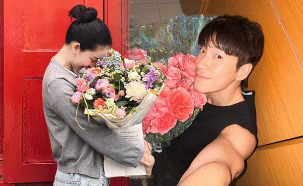 หวานข้ามทวีป! อาเล็ก ส่งดอกไม้วันครบรอบให้ โบว์ เมลดา ถึงลอนดอน