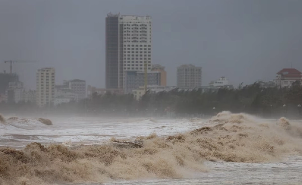 “คาจิกิ” ถล่มเวียดนาม คลื่นสูงเกือบ 10 เมตร บ้านเรือนพังกว่า 600 หลัง