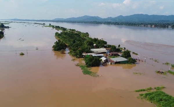 “นครพนม” น้ำโขงวิกฤต  ล้นตลิ่งทะลักท่วม อ.บ้านแพง