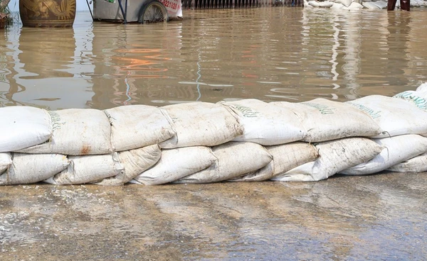 กทม. ย้ำคุมสถานการณ์น้ำเจ้าพระยาได้ เตือน 11 ชุมชนนอกแนวคันกั้นน้ำเฝ้าระวังใกล้ชิด