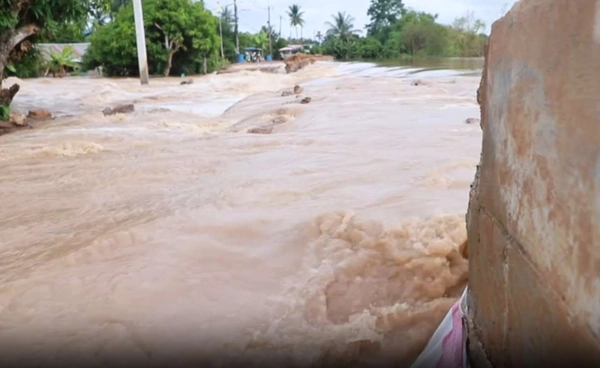 น้ำยมซัดคันดินขาด น้ำไหลบ่าข้ามถนนสายหลักสวรรคโลก