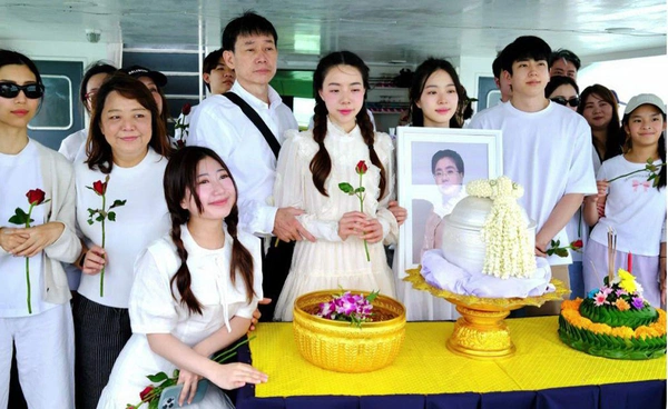 นนกุล และครอบครัว"สันตินธรกุล" ทำพิธีลอยอังคารเถ้าอัฐิ คุณแม่เพ็กแฮ