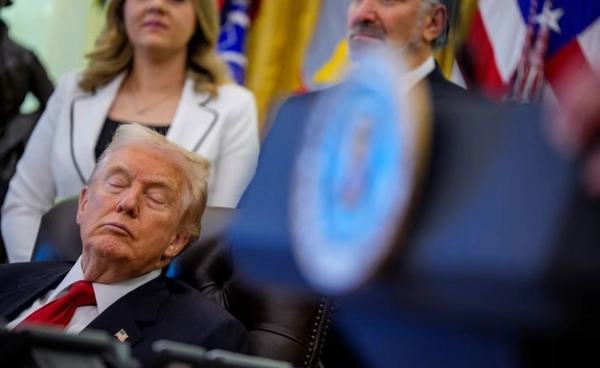 หรือทรัมป์แค่อยากพักสายตา? ภาพหลับตาระหว่างทำงานกลายเป็นไวรัล