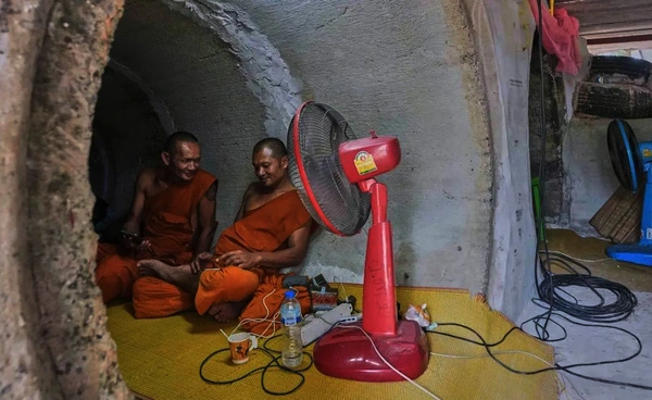 วัดชายแดนไทยสร้างบังเกอร์หลบภัย ท่ามกลางเสียงปืนและศรัทธา