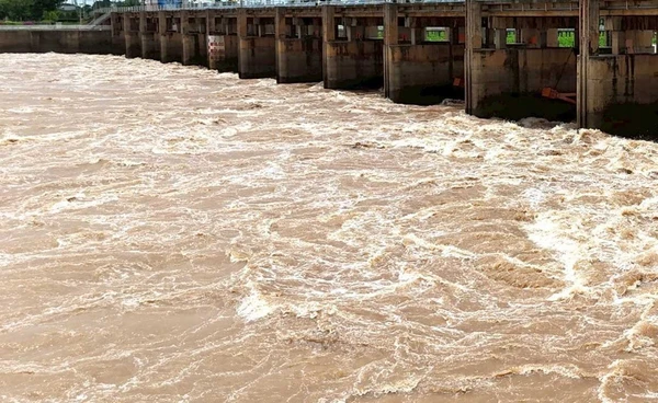 กรมชลฯ ทยอยปรับเพิ่มระบายน้ำผ่านเขื่อนเจ้าพระยา เพื่อให้สอดคล้องปริมาณน้ำ-ฝนตก