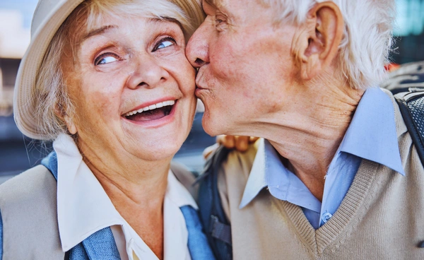 วิจัยพบสามีที่จูบภรรยาก่อนออกไปทำงานมักจะอายุยืน 