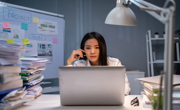 เตือน! คนชอบทำงานดึก นอนไม่เป็นเวลา เพิ่มความเสี่ยงเกิด "โรคมะเร็งเต้านม" ได้