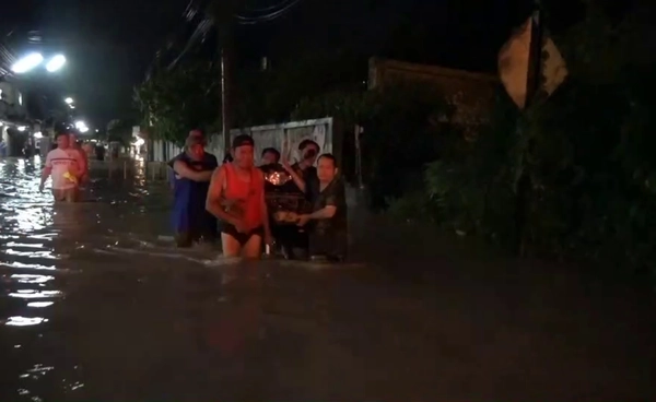 ฝนถล่ม “เชียงใหม่” น้ำป่าดอยสุเทพหลากกลางดึก ทะลักท่วมบ้านสูง 1 เมตร