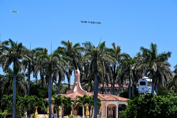 เดโมแครตส่งป้ายเหน็บแนมทรัมป์รับเครื่องบินกาตาร์ เหนือคฤหาสน์ Mar-a-Lago