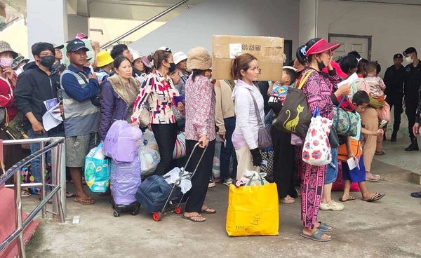 ศบ.ทก. แจงปมเหตุวุ่นชายแดน  เจรจากัมพูชาต่อเวลาเปิดด่าน เดินทางกลับปท.แล้ว 722 คน