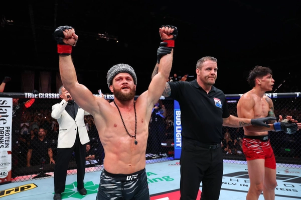 ฟิซิเยฟ โชว์เก๋าดับซ่า บาฮามอนเดส ในศึก UFC บากู