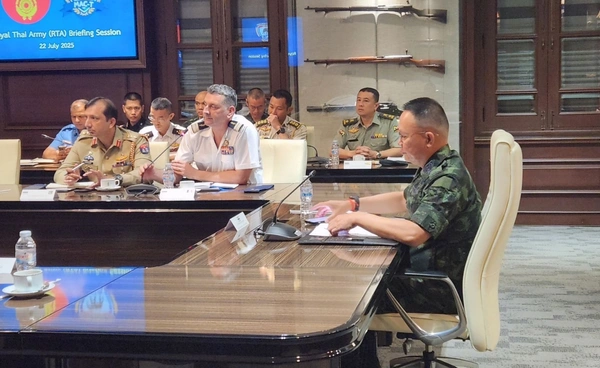 ทบ. เชิญทูตทหาร 47 ประเทศ ฟังคำชี้แจงสถานการณ์ชายแดนไทย-กัมพูชา "พลจัตวา ฮอม คิม" ผู้ช่วยทูตทหารกัมพูชา” ร่วมวง