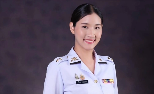 เปิดประวัติ “ผู้กองอะตอม” ทหารหญิงชี้หน้าทหารกัมพูชาให้ถอยอย่าล้ำเส้น