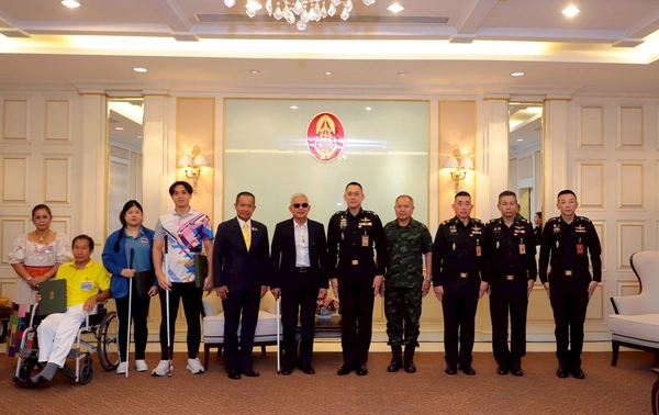 สมาพันธ์คนพิการฯ มอบเงิน 1 แสน หนุนทหารชายแดนไทย-กัมพูชา