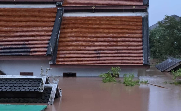 พายุถล่ม “น่าน” น้ำทะลักเข้าวัดหนองบัว เสี่ยงสูญจิตรกรรมโบราณ