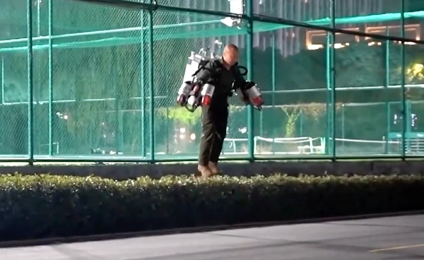 วิศวกรจีนโชว์ทำชุด “jet-powered” ใส่สะพายหลัง บินได้ราวกับ “Iron Man”