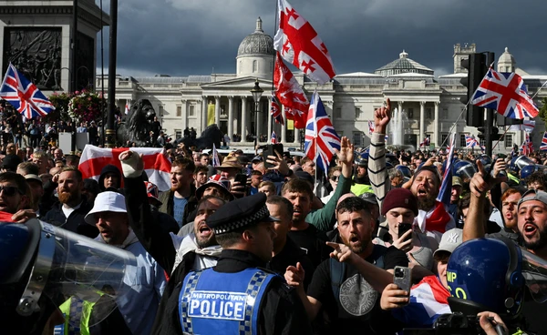 ชุมนุมต่อต้านผู้อพยพกลางกรุงลอนดอน มีผู้มาร่วมกว่า 150,000 คน จนตำรวจจับมือไม่อยู่