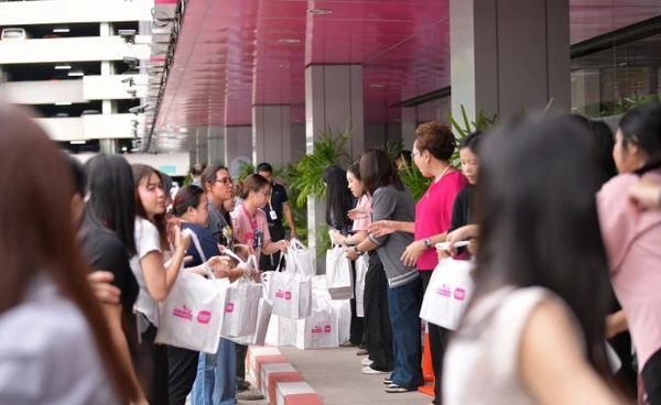 เมืองไทยประกันชีวิตส่งถุงยังชีพช่วยน้ำท่วมน่าน