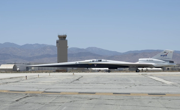 เครื่องบินความเร็วเหนือเสียงแบบเงียบ X-59 ของ NASA เริ่มทดสอบแท็กซี่บนรันเวย์แล้ว