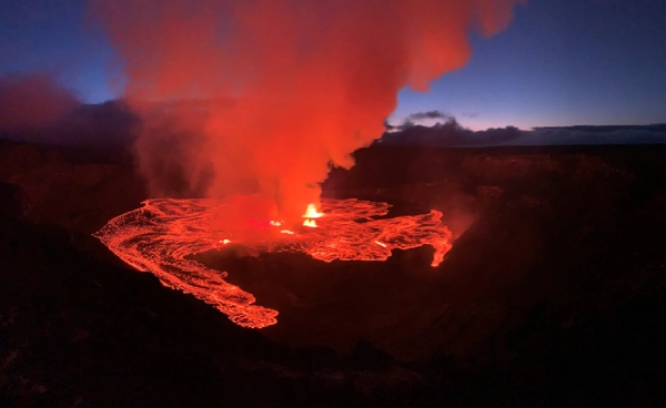 “ภูเขาไฟคิลาเว” ปะทุอีกครั้ง พ่นลาวาสูงเท่าตึก 10 ชั้น!