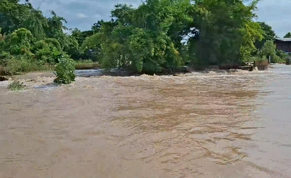 น้ำป่าทะลักจากอิทธิพลบัวลอย ท่วมหลายหมู่บ้านอำเภอดงเจริญ