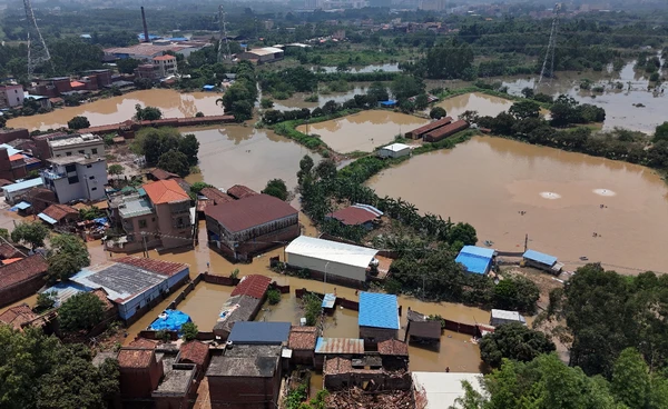 “จีน” เผชิญน้ำท่วมดินถล่ม คร่าชีวิตแล้ว 10 ราย เร่งค้นหาผู้สูญหายอีกนับสิบคน