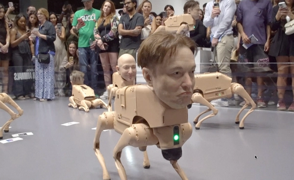 “หุ่นยนต์สุนัข” หน้า “อีลอน-เบซอส” และคนดังระดับโลก โชว์ขับถ่ายเป็นงานศิลป์ เสียดสีโลกดิจิทัล 