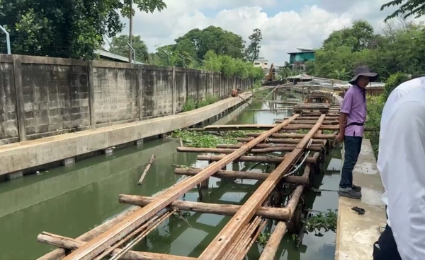 รองผู้ว่าฯ กทม. ตรวจโครงการคลองรางอ้อ-รางแก้ว มั่นใจเจ้าพระยายังปลอดภัย ฝนถล่มต่อหลายวัน