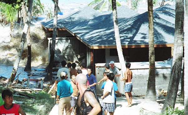 จะเกิดสึนามิ! ดีอี เตือนอย่าเชื่อ เปิด 10 ข่าวปลอมที่ประชาชนสนใจมากสุด