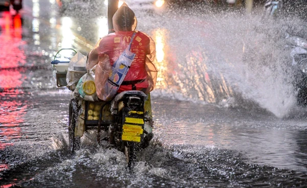 น้ำท่วมกรุง! ฝนถล่มหนักหลายพื้นที่ เช็กเลยถนนเส้นไหนน้ำยังท่วมอยู่