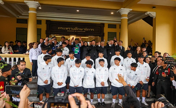 รมต.ศึกษาธิการ พบ โรงเรียนหมอนทองวิทยา จาก กระแส”หมอนทองฟีเวอร์" สู่การผลักดันการพัฒนาและส่งเสริมการกีฬาในโรงเรียนที่ด้อยโอกาส