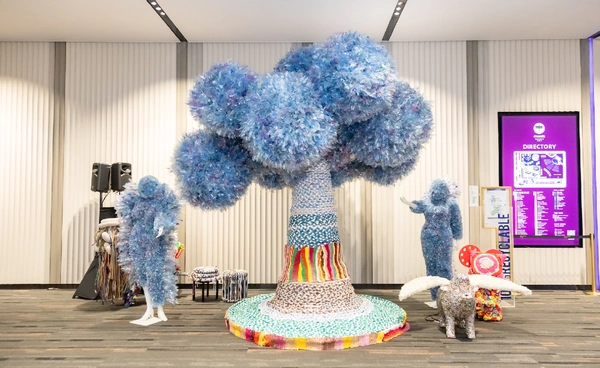 เปลี่ยนขยะเป็นแรงบันดาลใจ กับงานศิลป์ “ต้นไม้ PET”