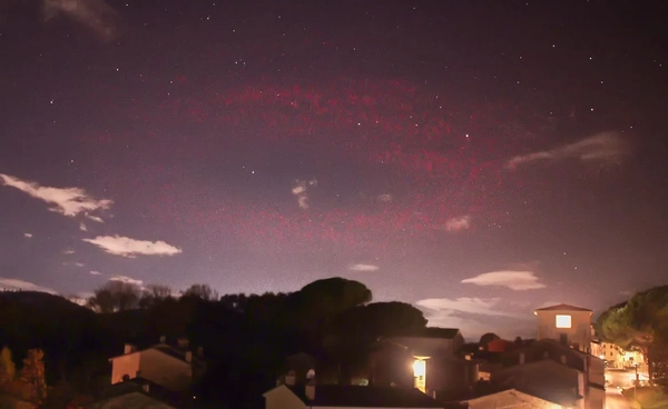 ช่างภาพอิตาลีบันทึกภาพ "วงแหวนสีแดงลึกลับ" ปรากฏการณ์ "Elve" เหนือเทือกเขาแอลป์