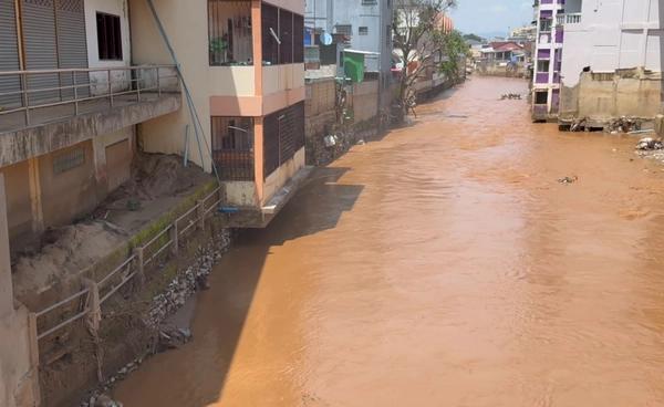 "แม่น้ำสาย" กลายเป็นสีชาเข้ม หวั่นพิษเหมืองแร่