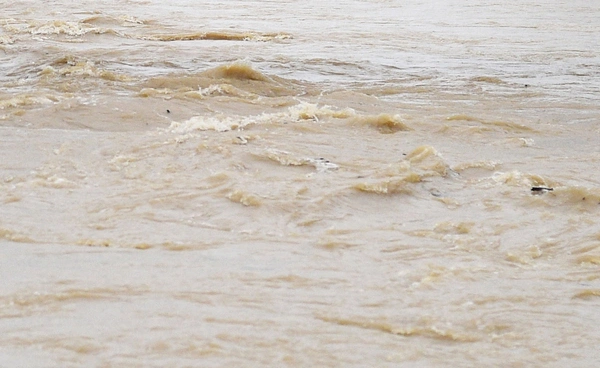 กรมชลประทาน ชี้แจงแม่น้ำยม ปริมาณน้ำเพิ่มขึ้นจากฝนตกหนักแต่ยังไม่ล้นตลิ่ง