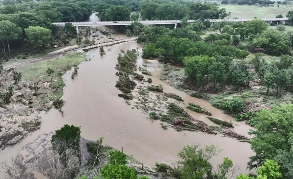 "เท็กซัส" น้ำท่วมฉับพลัน เสียชีวิตพุ่งถึง 43 ราย เจ้าหน้าที่เร่งค้นหาผู้สูญหาย