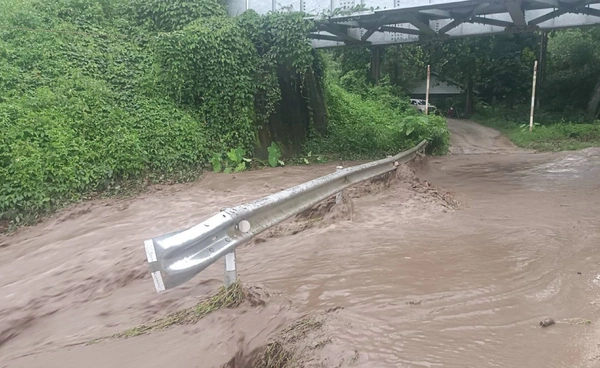 “ดอยขุนตาล” ฝนตกหนัก น้ำป่าทะลักลอดใต้ทางรถไฟ