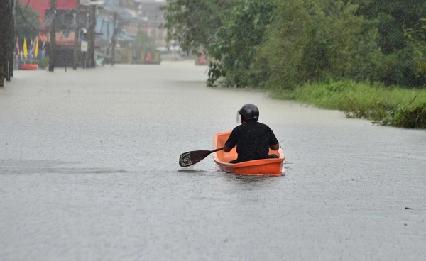 เตือนน้ำท่วม! ปภ. ส่ง Cell Broadcast ให้ "อ.แหลมสิงห์" ยกของขึ้นที่สูง