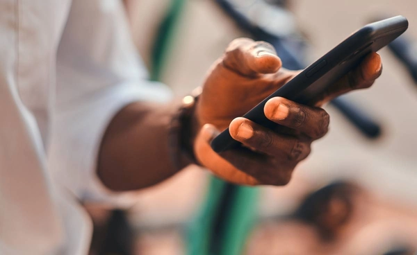 Doomscrolling ไถฟีดเลื่อนหาข่าวร้าย พฤติกรรมบั่นทอนสุขภาพจิต