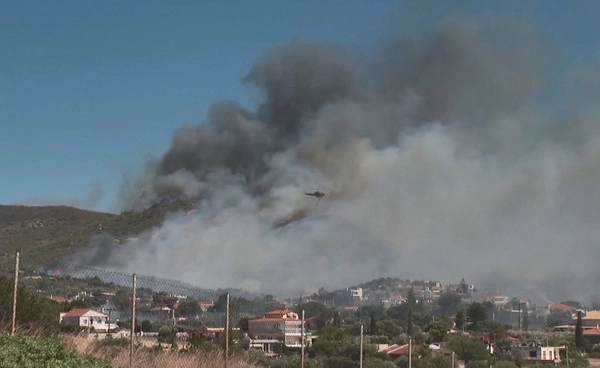 ไฟป่า "เอเธนส์" ลุกลามหนัก ระดมกำลังนักดับเพลิงนับหมื่นนาย แต่ยังควบคุมสถานการณ์ไม่ได้