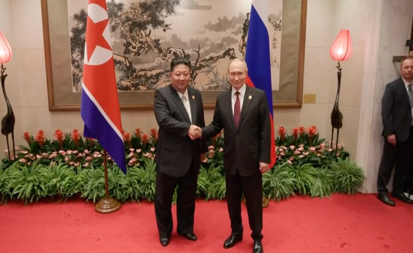 ปูติน-คิม จอง-อึน ร่วมประชุมทวิภาคี หลังพิธีสวนสนามทางทหารที่กรุงปักกิ่ง