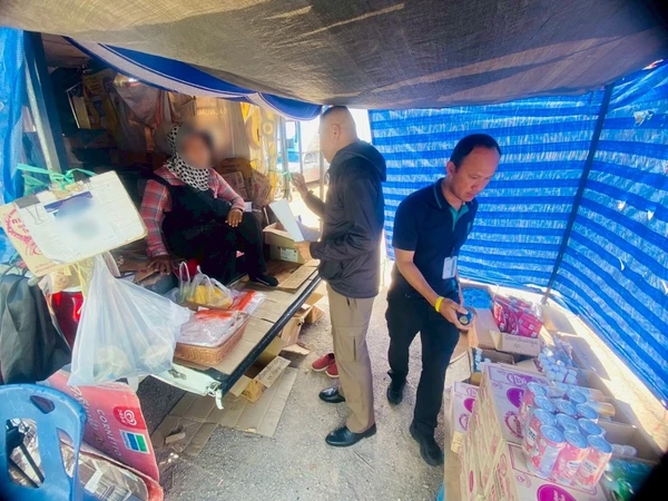 รวบแม่ค้าหัวใส ขายสินค้าหมดอายุตามตลาดนัด นาน 3 ปี  