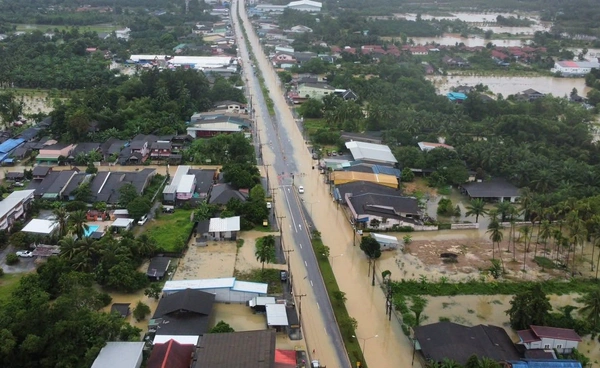 รัตภูมิน้ำท่วมหนัก 5 ตำบล กระทบ 5 หมื่นคน ถนนยนตรการกำธรปิดหลายช่วง