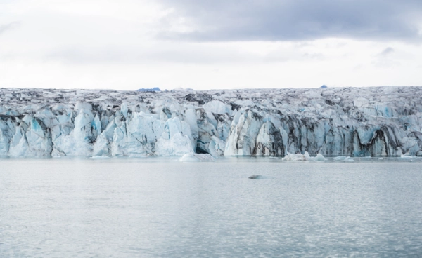 ธารน้ำแข็งสวาลบาร์ด  ใกล้ “ล่มสลาย” นักวิจัยชี้  เหมือนคนป่วยระยะสุดท้าย   