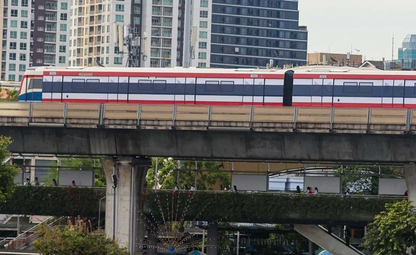 กองทัพบกชื่นชมรถไฟฟ้า BTS ประดับธงชาติไทย แสดงพลังสนับสนุนพิทักษ์รักษาประเทศ