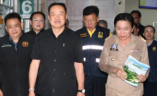 นายกฯ นำคณะลงพื้นที่น้ำท่วมพิจิตร ย้ำไม่ละเลย จ่ายเยียวครัวเรือนละ 9 พันบาท 